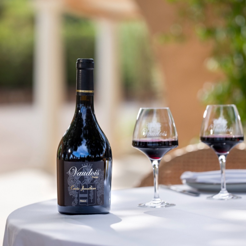Bouteille Vaudois Prestige et verres de dégustation